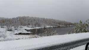 Осень встретиласт с зимой.  По серебрянской дороге. Источник Олег Старковский_ KHoQD9oxWVg.jpg