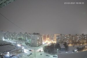2021.02.23 Ну а вот город начало засыпать снежком. Он продлится до ночи._ 7UKEvJoF8ds.jpg