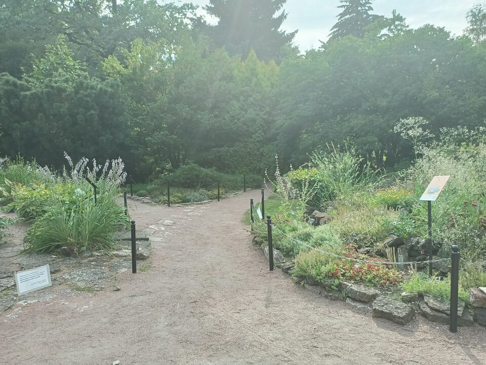 Кавказ справа, Сибирь слева